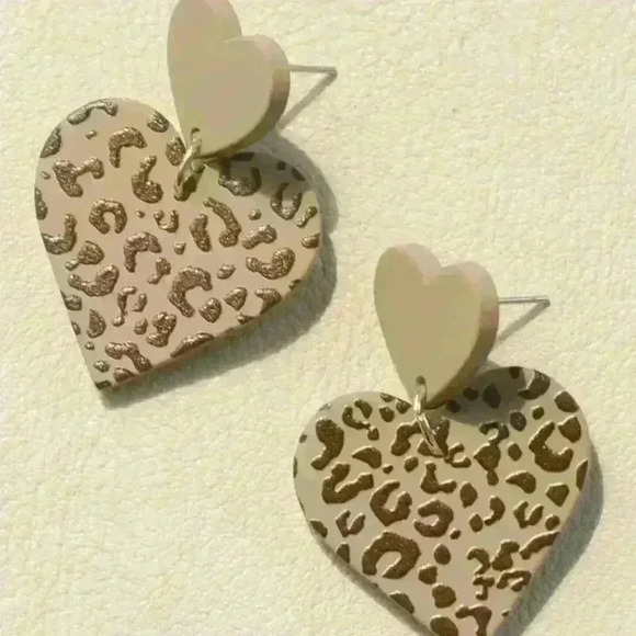 Adorable Heart-Shaped Leopard Pattern Dangle Earrings - Picture 3 of 5